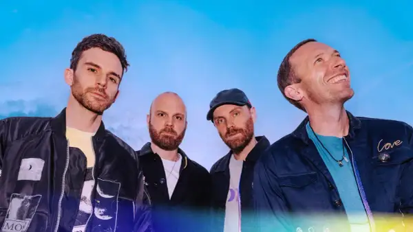 Czterech członków zespołu Coldplay, gotowych na kolejny niezapomniany koncert.