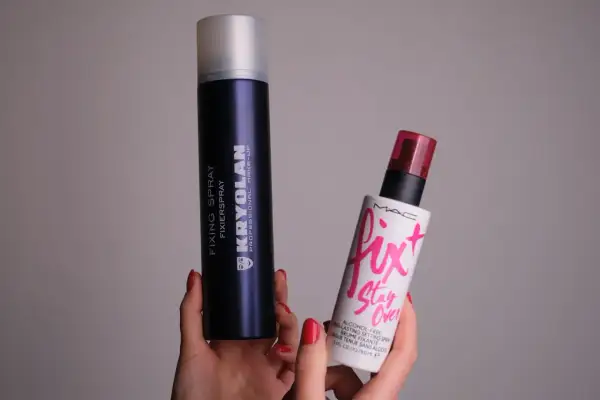 Dwie butelki fixerów do makijażu: Kryolan i MAC Fix+ Stay Over. Idealne, by utrwalić makijaż na długie godziny.