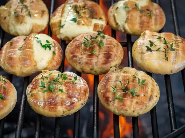 Halloumi na grillu, rumiane i pachnące ziołami. Czy halloumi trzeba smażyć? Tak, aby uzyskać ten pyszny, lekko ciągnący się środek i chrupiącą skórkę.