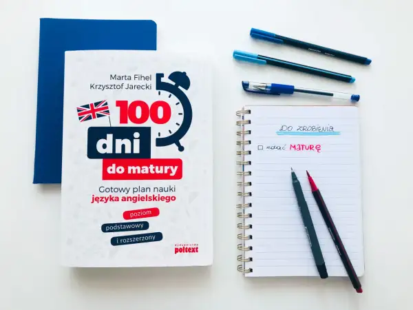 Książka "100 dni do matury" z języka angielskiego, notatnik z listą zadań i długopisy. Czas na naukę!