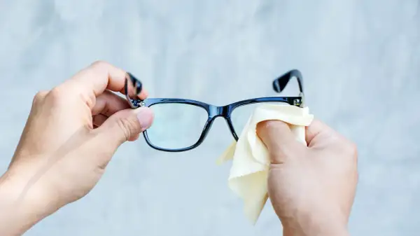 Jak usunąć rysy z okularów? Optyk vs. domowe mity