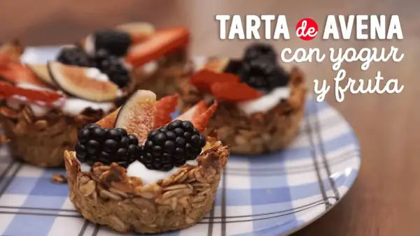 Deliciosa tarta de frutas saludable hecha con avena, yogur y frutos rojos frescos.