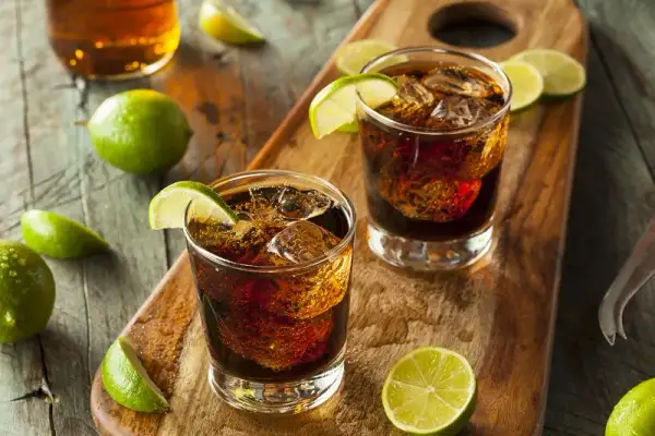 Najlepsze drinki z whisky i colą, które zachwycą Twoje podniebienie