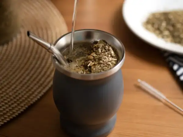 Nalewanie gorącej wody do naczynia z yerba mate. Idealne co zamiast kawy, by zacząć dzień.