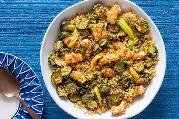 Couscous con gamberi e zucchine, un'idea perfetta per scoprire cosa abbinare al cous cous in modo fresco e gustoso.