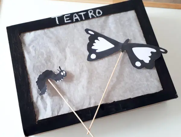 Un gusano y una mariposa de papel listos para un divertido teatro de sombras para niños.