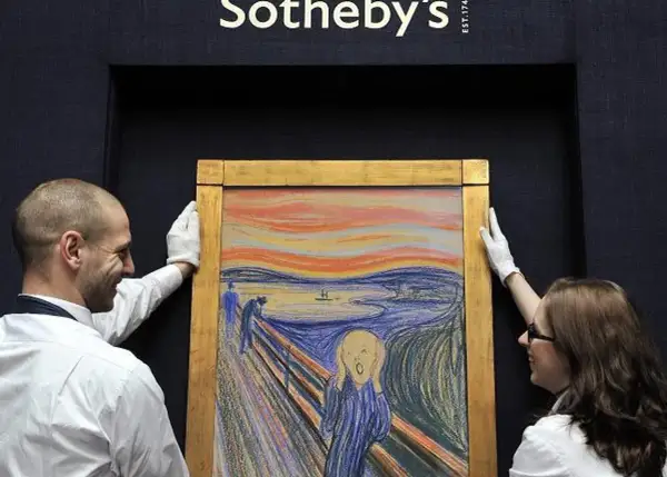 Słynny obraz Muncha "Krzyk" prezentowany przez pracowników Sotheby's.