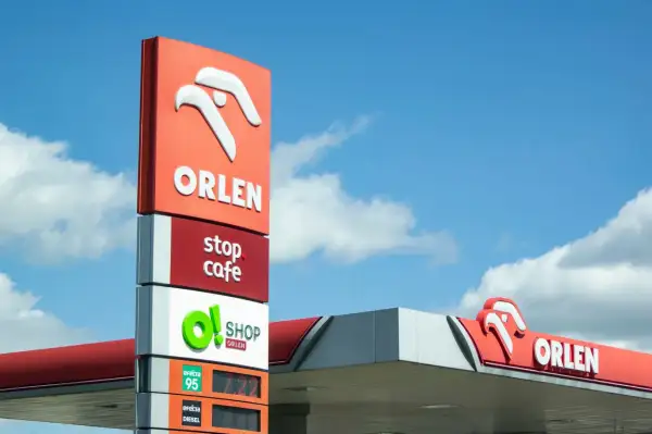 Znak stacji Orlen z logo, informacją o stop cafe i o!shop. Sprawdź aktualne orlen promocje na paliwo i zakupy.