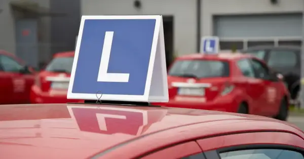 Nauka jazdy w Czechach: czerwone auto z literą "L" na dachu. To znak dla uczących się, jak zrobić prawo jazdy w Czechach.