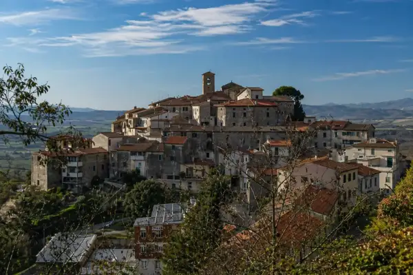 Panoramica di Vetulonia, borgo medievale arroccato su una collina. Cosa vedere: le case in pietra, il campanile e i panorami toscani.
