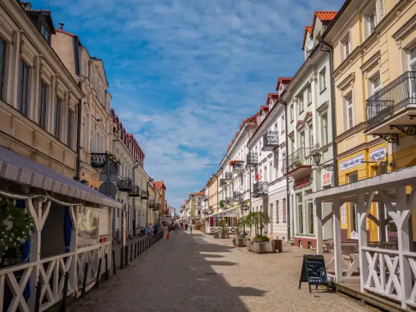Urokliwa ulica w Płocku, pełna kolorowych kamienic i kawiarnianych ogródków. Idealne miejsce na spacer i odkrywanie płockich atrakcji.