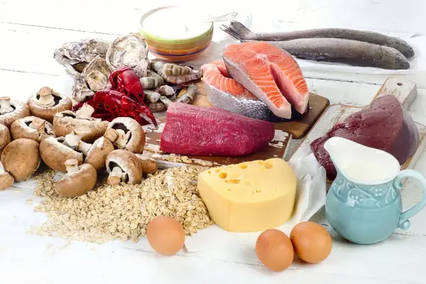 En variation av livsmedel rika på b12 mat: lax, lever, ostron, räkor, nötkött, ägg, svamp, havre, ost och mjölk.