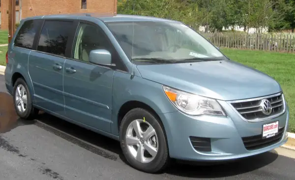 Niebieski VW Routan stoi na drodze.