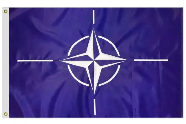 Flaga NATO: granatowe tło, biała czteroramienna gwiazda z okręgiem i czterema białymi liniami.