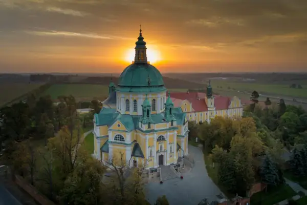 Majestatyczna bazylika na Świętej Górze w złotych promieniach zachodzącego słońca.