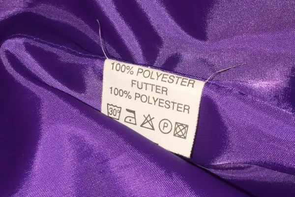 Metka informuje: 100% poliester. Czy poliester oddycha? Ta podszewka jest z poliestru, można prać w 30 stopniach.