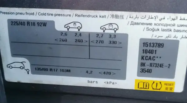 Pression pneu 206 : 2,6 bars pour les pneus avant 225/40 R18 92W, 2,4 bars pour les pneus arrière.