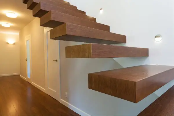 Escalier flottant en bois, une idée pour comment vitrifier un escalier et lui donner un aspect moderne et lumineux.