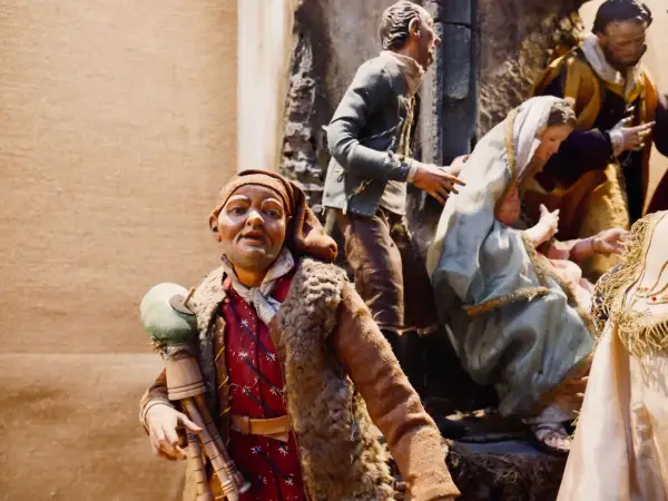Statue di un presepe napoletano, con figure che sembrano raccontare proverbi sulla morte napoletani.