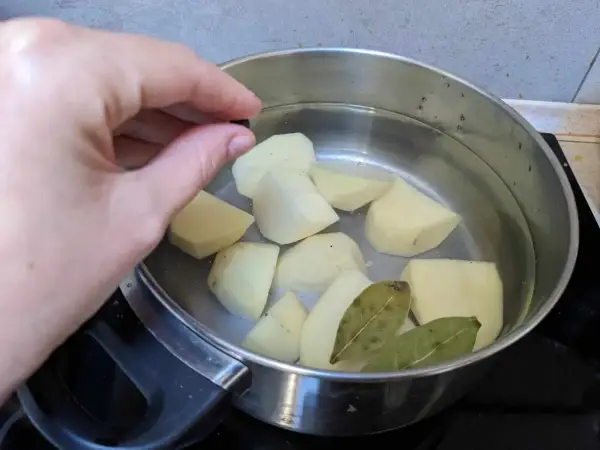 Dodaję ziarnko pieprzu do ziemniaków w garnku, by nadać im smak. Tak gotuję ziemniaki do sałatki.