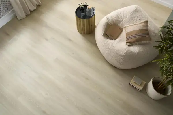 Jasne, jasne drewniane deski podłogowe, idealne do salonu. Czy to panel winylowy czy laminowany?