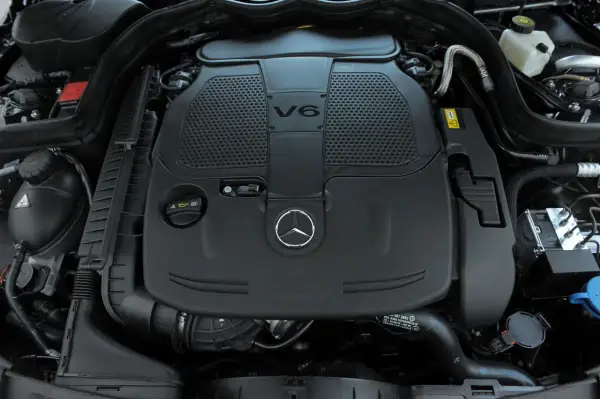 Silnik V6 w Mercedesie C Klasa W204, gotowy do pracy.