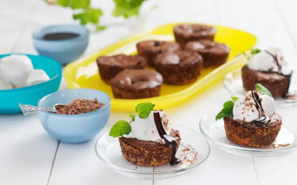 Kladdkakemuffins recept: Mjuka chokladmuffins med glass, chokladsås och mynta. Perfekt för fikat!