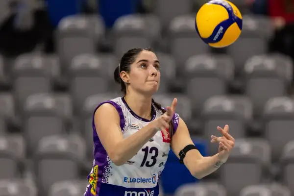 Martyna Świrad, siatkarka w akcji, przygotowuje się do przyjęcia piłki.
