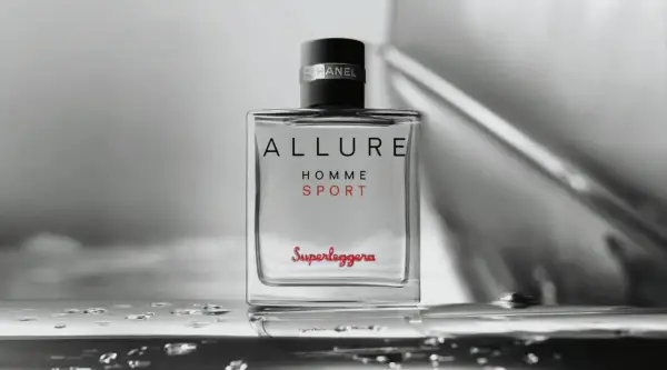 Flakon Chanel Allure Homme Sport z kroplami wody. Zapach dla mężczyzn, który podkreśla dynamikę i elegancję.