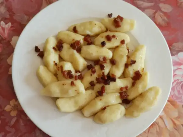 Pyszne kopytka z boczkiem, idealne na obiad. Prosty kopytka przepis, który pokochasz!