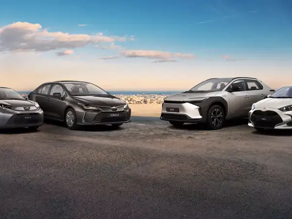Cztery Toyoty: Aygo X, Corolla, bZ4X i Yaris. Szukasz najtańszego auta na świecie? Sprawdź ofertę!