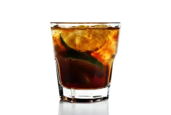 Ile kalorii ma drink wódka z colą? Zaskakujące fakty o kaloriach