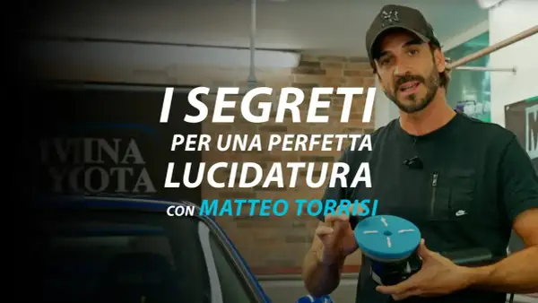Matteo Torrisi mostra i segreti per una perfetta lucidatura auto professionale, tenendo in mano un tampone lucidante.