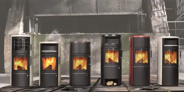 Sechs moderne Kaminöfen in verschiedenen Farben, alle mit sichtbarem Feuer. Ein Modell trägt die Bezeichnung "Hark 34 Zulassung".