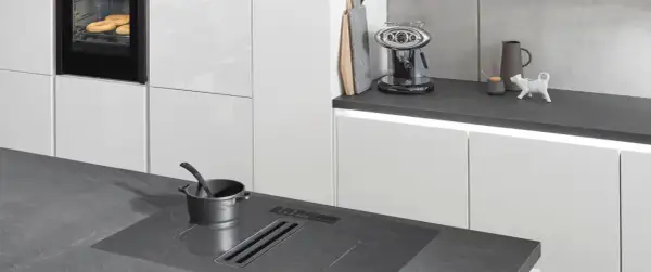 Encimeras porcelánicas modernas en cocina minimalista. Variedad de tipos de encimeras porcelanicas, con cafetera y horno.