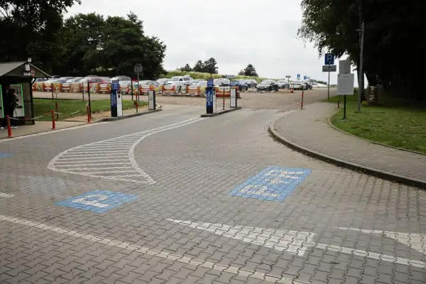 Parking przed ogrodem zoologicznym w Krakowie. Bilety do zoo można kupić w automacie.