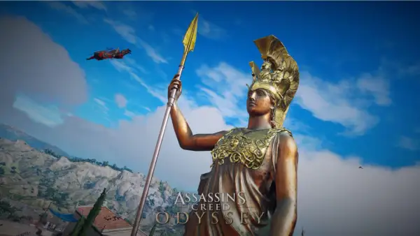 Atena Partenos, potężna bogini wojny i mądrości, wznosi swoją włócznię ku niebu. W tle widać górzysty krajobraz i logo gry Assassin's Creed Odyssey.