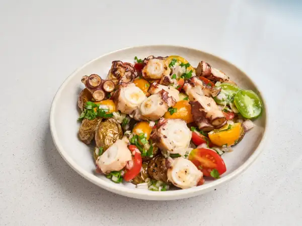 Salade de poulpe inratable : astuces de chef pour un poulpe tendre