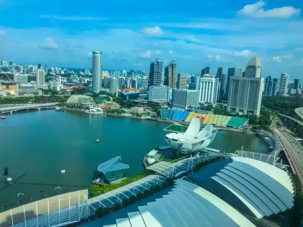 Widok na Marina Bay w Singapurze z futurystyczną architekturą i wodą.
