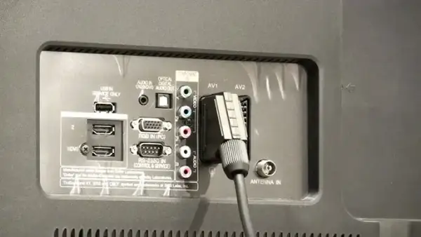 Jakim kablem podłączyć dekoder do telewizora, aby uniknąć problemów?