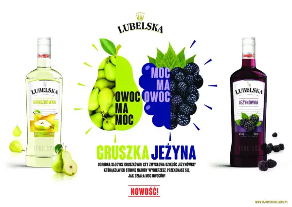 Dwie butelki wódki Lubelska: gruszkowa i jeżynowa, obok owoców i napisu "Moc Owoców".