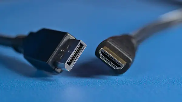 Złącza DisplayPort vs HDMI. Dwa kable, jeden z wtyczką DisplayPort, drugi z HDMI, gotowe do połączenia.