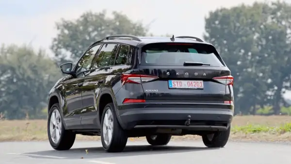 Svart Skoda Kodiaq kör på en landsväg. En snål bil som är perfekt för familjen och äventyr.