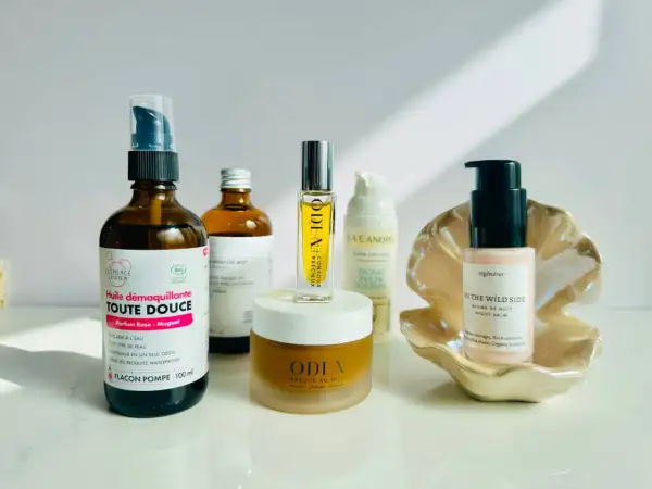 Une sélection de produits pour l'hydratation visage : huile démaquillante, brume, baume de nuit et masque.