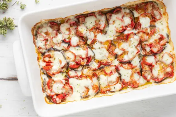 Melanzane al forno con pomodoro e mozzarella filante, un piatto che dimostra i **100 modi per cucinare le melanzane**.