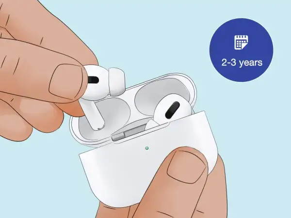 Dłoń wkłada słuchawkę AirPods do etui. Wskazówka: jak zresetować AirPods po 2-3 latach użytkowania.