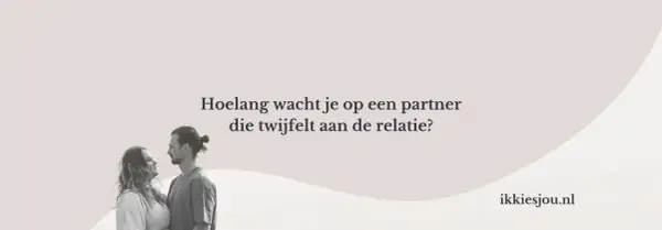Een stel kijkt elkaar aan, de tekst vraagt: "Hoelang wacht je op een partner die twijfelt aan de relatie?".