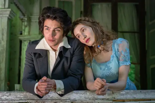 Nikodem Rozbicki w filmach często wciela się w role romantycznych bohaterów. Tutaj widzimy go z ukochaną, w historycznych strojach.