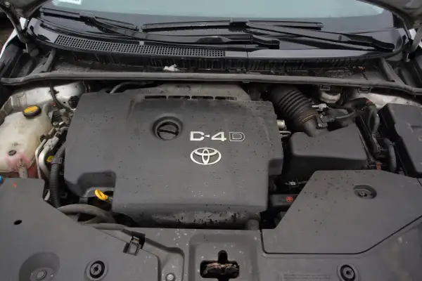 Silnik Toyota D4D, widok z góry. Pokrywa silnika z logo Toyoty i napisem D-4D.
