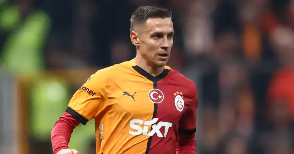 Czeski piłkarz w koszulce Galatasaray, z dumą reprezentuje swój kraj na boisku.